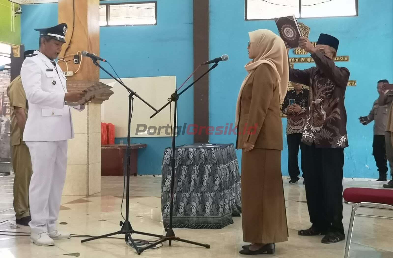 Kades Kepatihan Menganti Dodik Soeprayogi saat melantik Kepala Dusun Baru