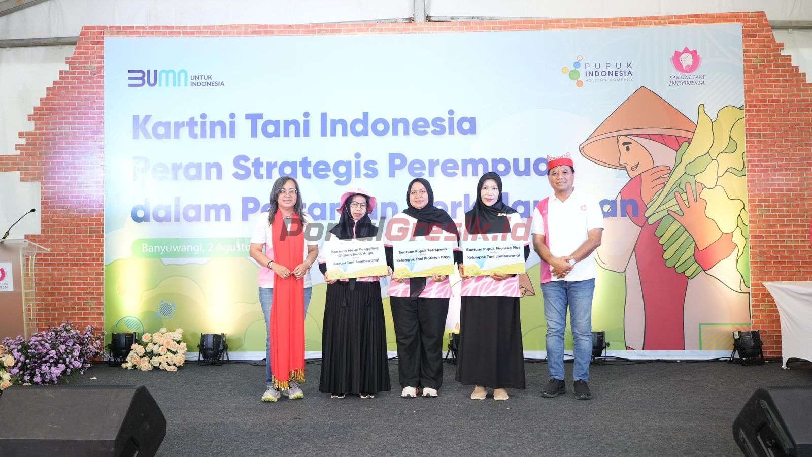 Direktur Pemasaran PI, Tri Wahyudi Saleh (kanan), Ketua PIKA PI, Kuntari L. Dewi (kiri), memberikan bantuan pertanian kepada Kartini Tani Banyuwangi