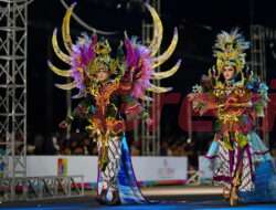 Artwear Karya UMKM Binaan Petrokimia Gresik Berbahan Kantong Pupuk Turut Memeriahkan Jember Fashion Carnaval 2024
