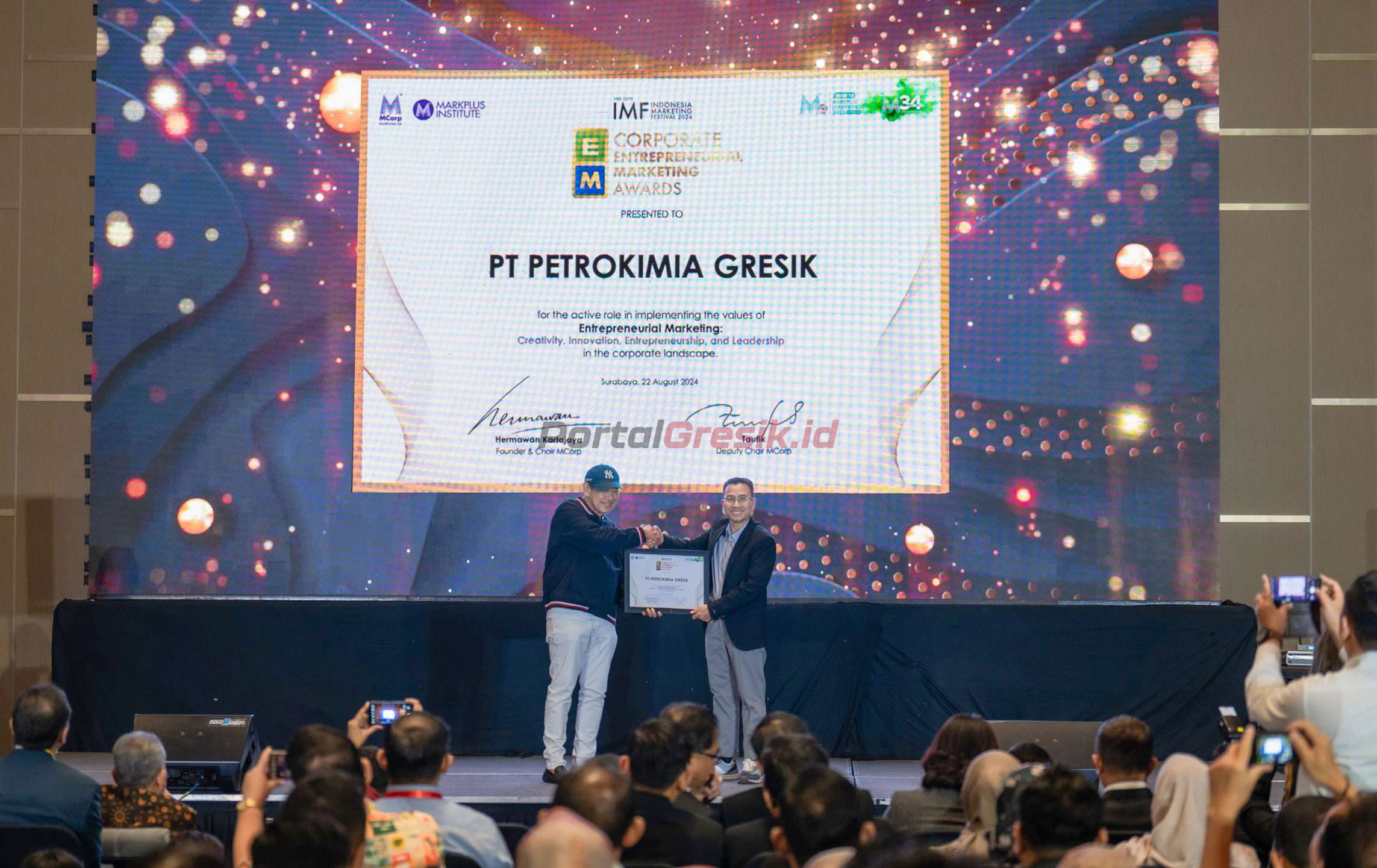 SVP Mitra Bisnis PG, Eko Suroso (kanan) saat menerima penghargaan Indonesia Marketing Festival 2024 di Surabaya