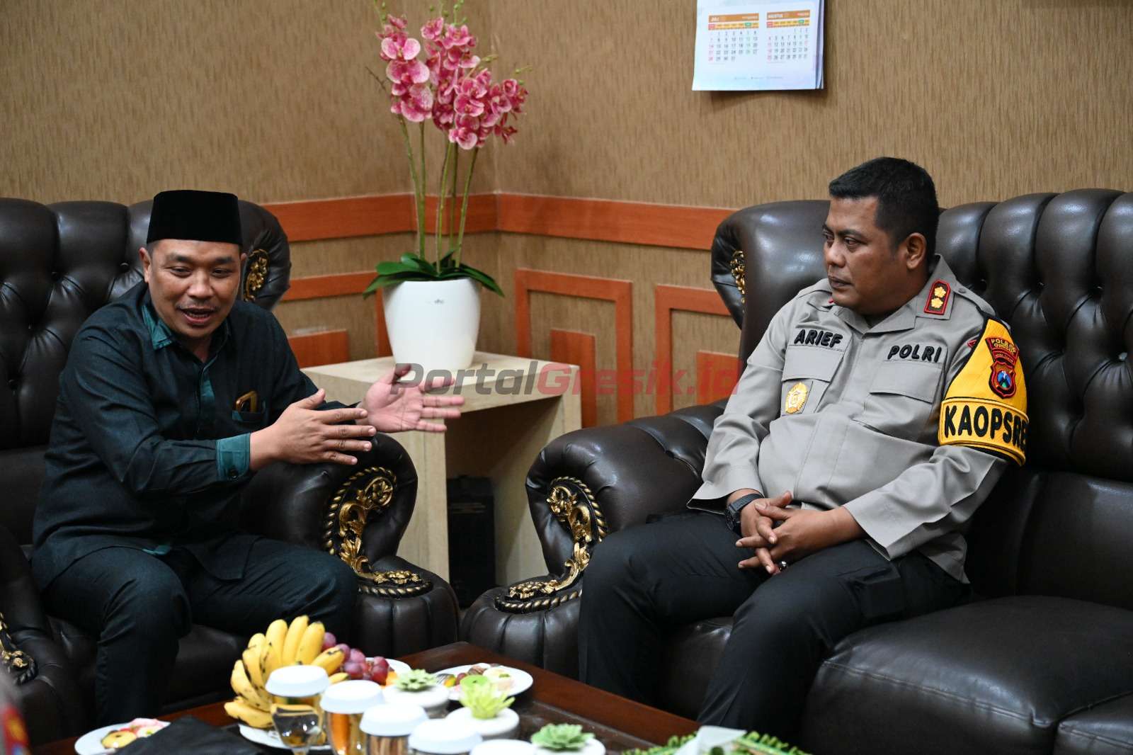 Kapolres Gresik AKBP Arief Kurniawan, S.I.K. saat melakukan kunjungan silaturahmi ke Ketua DPRD Kabupaten Gresik di kantor DPRD Gresik, Senin (29/07/2024).