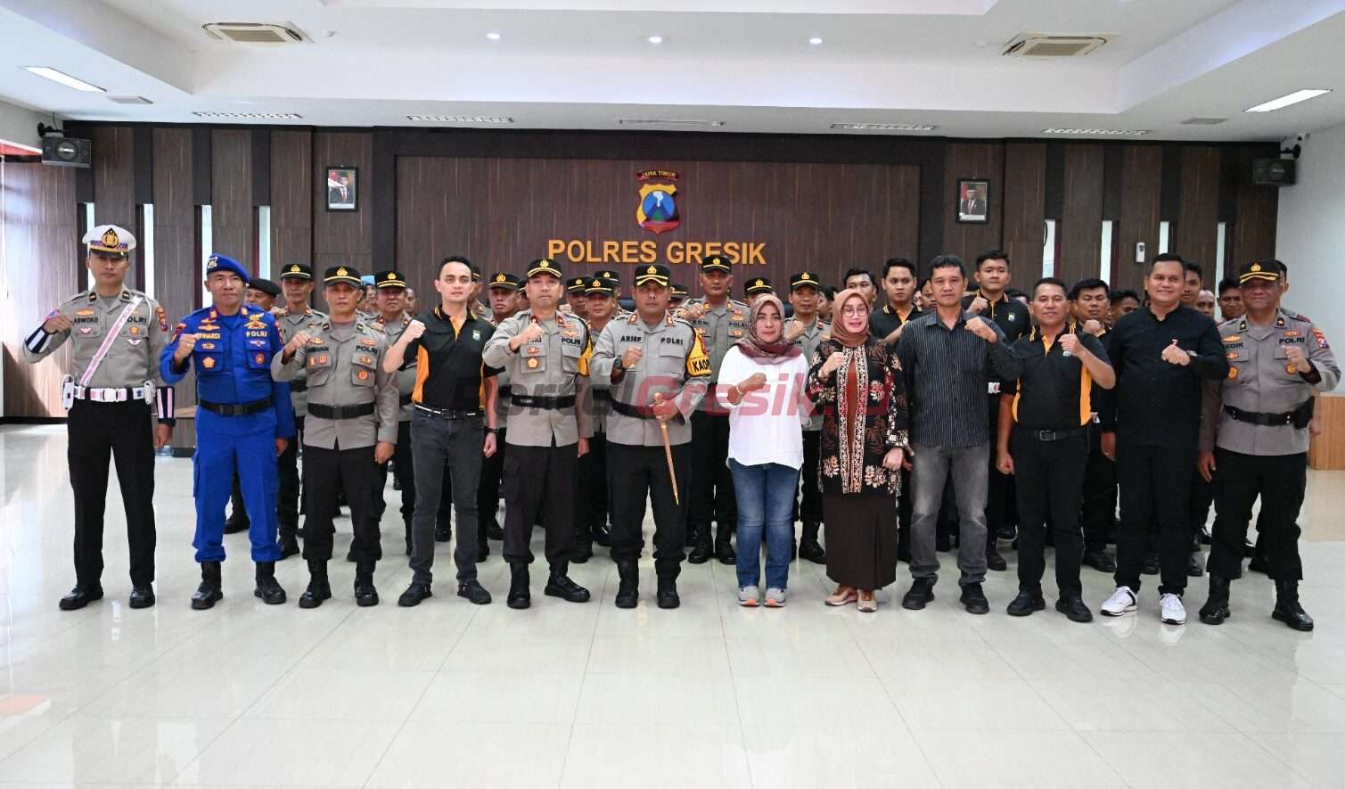 Kapolres Gresik AKBP Arief Kurniawan.,S.I.K. memimpin upacara pengukuhan pengurus Komite Olahraga Polri (KOP), Kamis (1/8/2024).