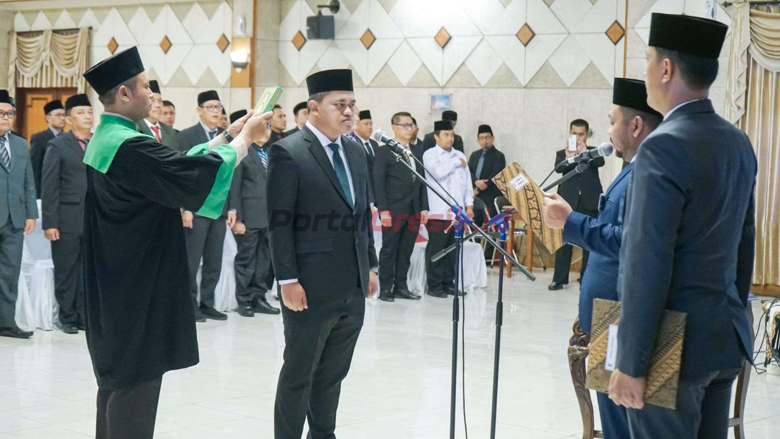 Bupati Gresik Fandi Akhmad Yani melantik dr Riyan Charlie Milyantono, sp.THT-KL sebagai Kepala Bidang Pelayanan Medik. Pelantikan digelar di Aula Mandala Bakti Praja, Kamis (1/8/2024).