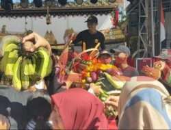 Sedekah Bumi Desa Cagak Agung Cerme, Arak Gunungan Hasil Bumi Berhadiah Jutaan Rupiah