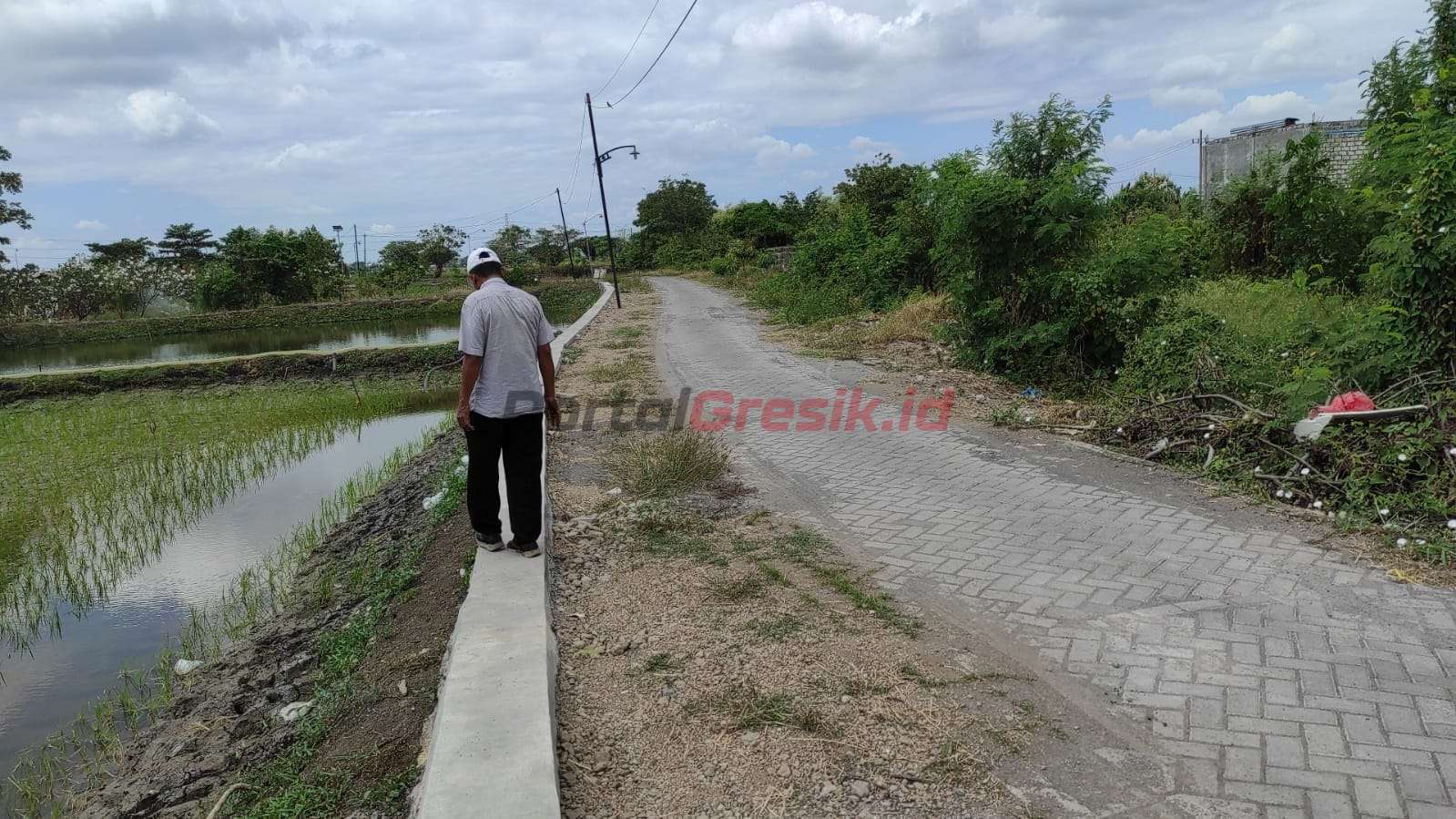 Kepala Desa Semampir Kecamatan Cerme, Achmad Syahid, melihat TPT yang selesai dibangun, Senin (5/8/2024).