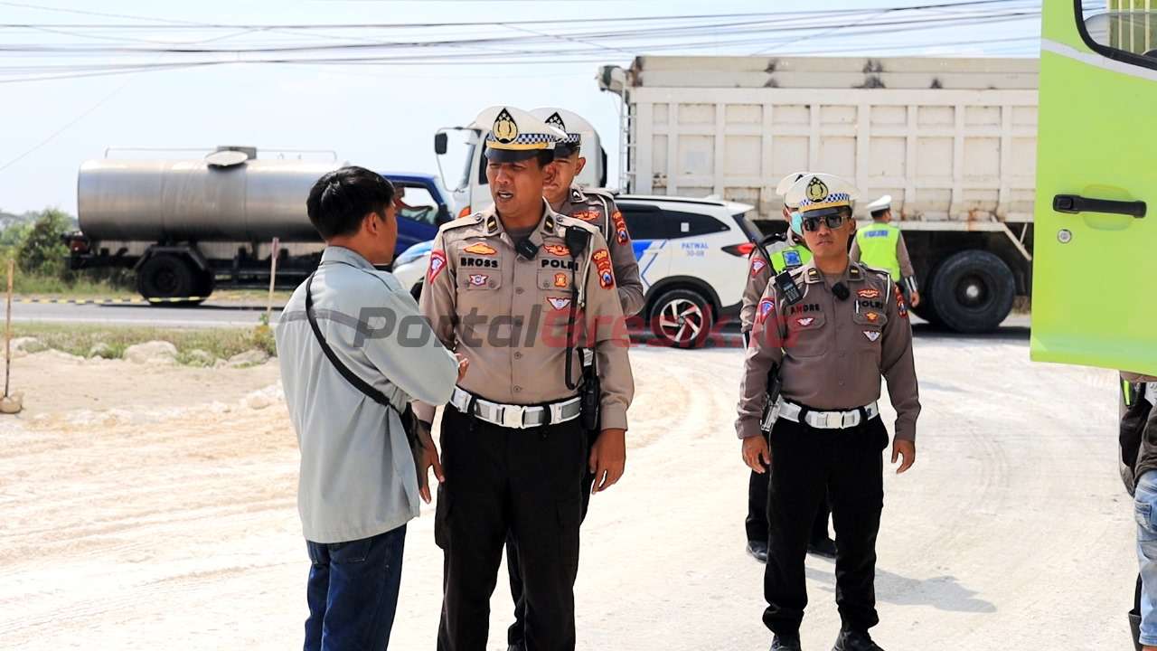 Satlantas Polres Gresik saat melakukan raziz truk urugkan pengangkut limestone yang kedapatan tidak menggunakan penutup muatan di sepanjang jalan Dendles jalur utama menuju Pelabuhan, Rabu (07/08/2024).