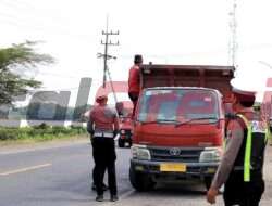 Tidak Menggunakan Tutup Muatan, Puluhan Truk Pengangkut Material Urugkan Terjaring Razia Satlantas Polres Gresik