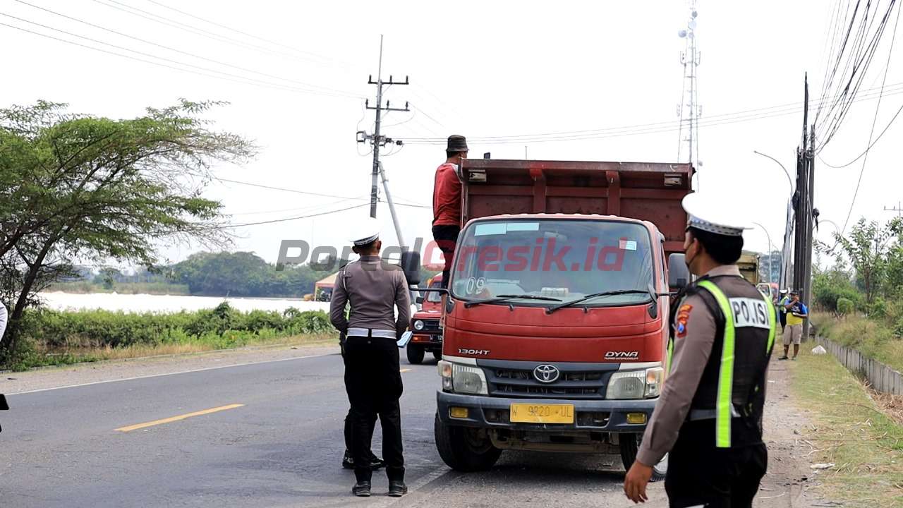 Satlantas Polres Gresik saat melakukan raziz truk urugkan pengangkut limestone yang kedapatan tidak menggunakan penutup muatan di sepanjang jalan Dendles jalur utama menuju Pelabuhan, Rabu (07/08/2024).