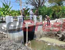 Bangun Dam Pintu Air Aliran Irigasi, Pemdes Sekargadung : Ini Dibangun Untuk Memudahkan Petani Dalam Memenui Kabutuhan Air
