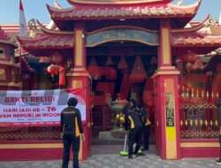 Peringatan Hari Jadi, Polwan Polres Gresik Gelar Bakti Relegi Bersih-bersih Kelenteng