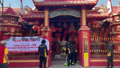 Puluhan Polwan Polres Gresik menggelar bakti sosial bersih-bersih Kelenteng Kim Hin Kyong yang terletak di Jalan Samanhudi, Gresik pada hari Jumat (9/8/2024).