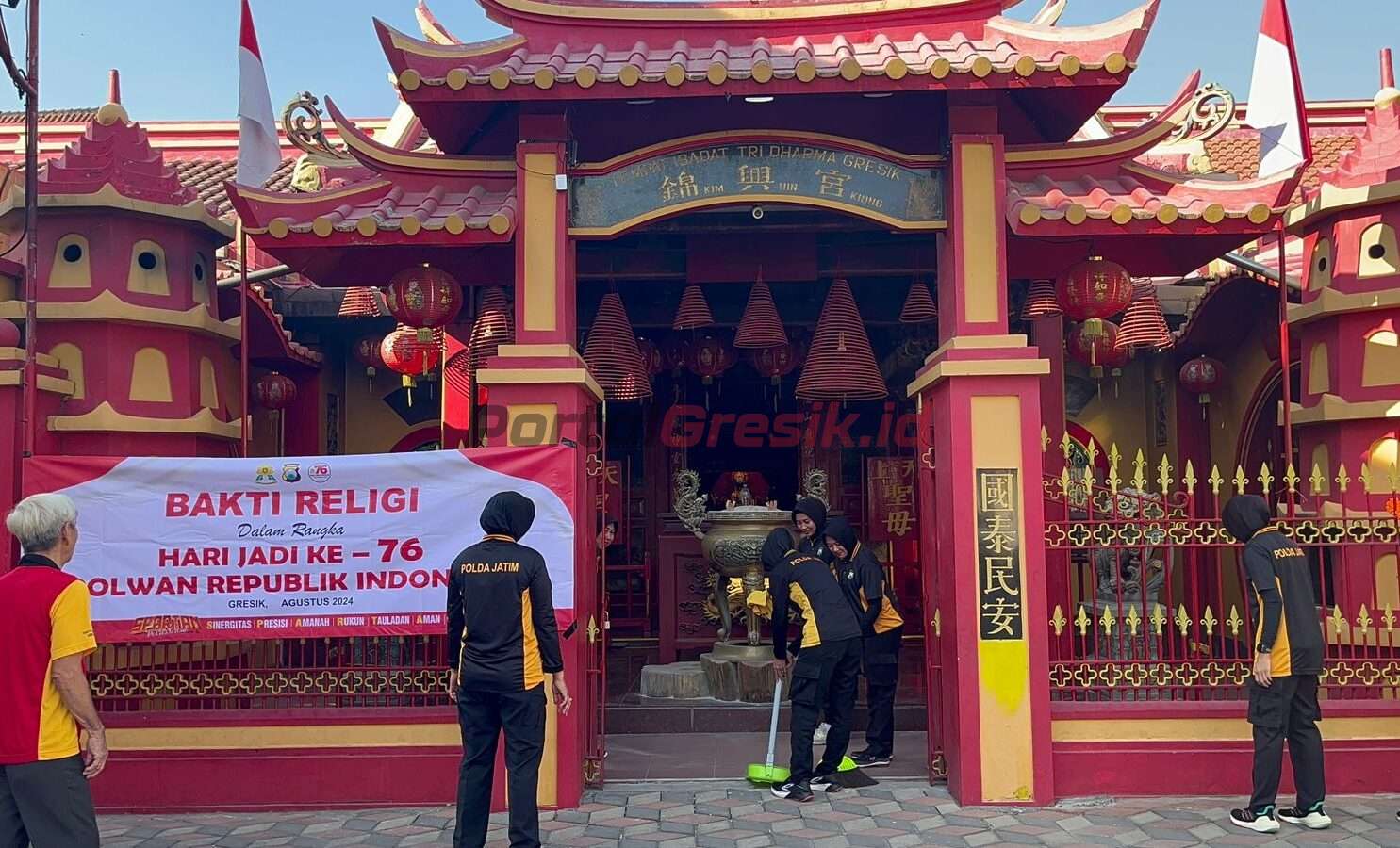 Puluhan Polwan Polres Gresik menggelar bakti sosial bersih-bersih Kelenteng Kim Hin Kyong yang terletak di Jalan Samanhudi, Gresik pada hari Jumat (9/8/2024).