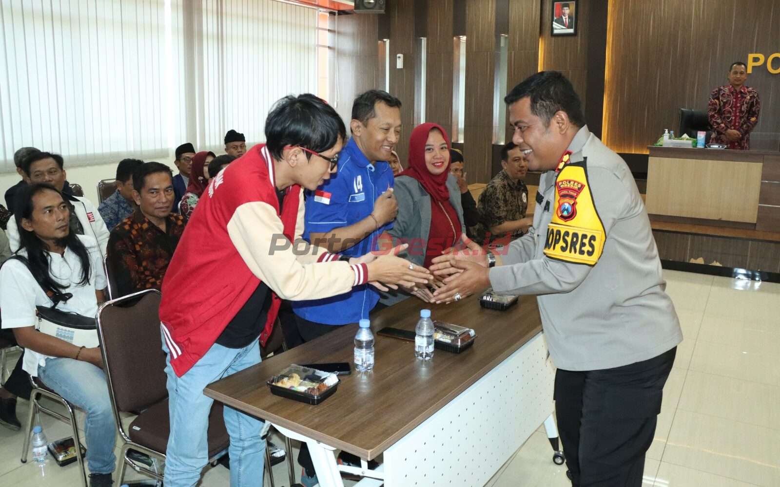 Rapat koordinasi eksternal di Gedung SAR, Jalan Dr. Wahidin SHD No. 214, Desa Kembangan, Kecamatan Kebomas, Kabupaten Gresik, Jumat (09/08/2024).