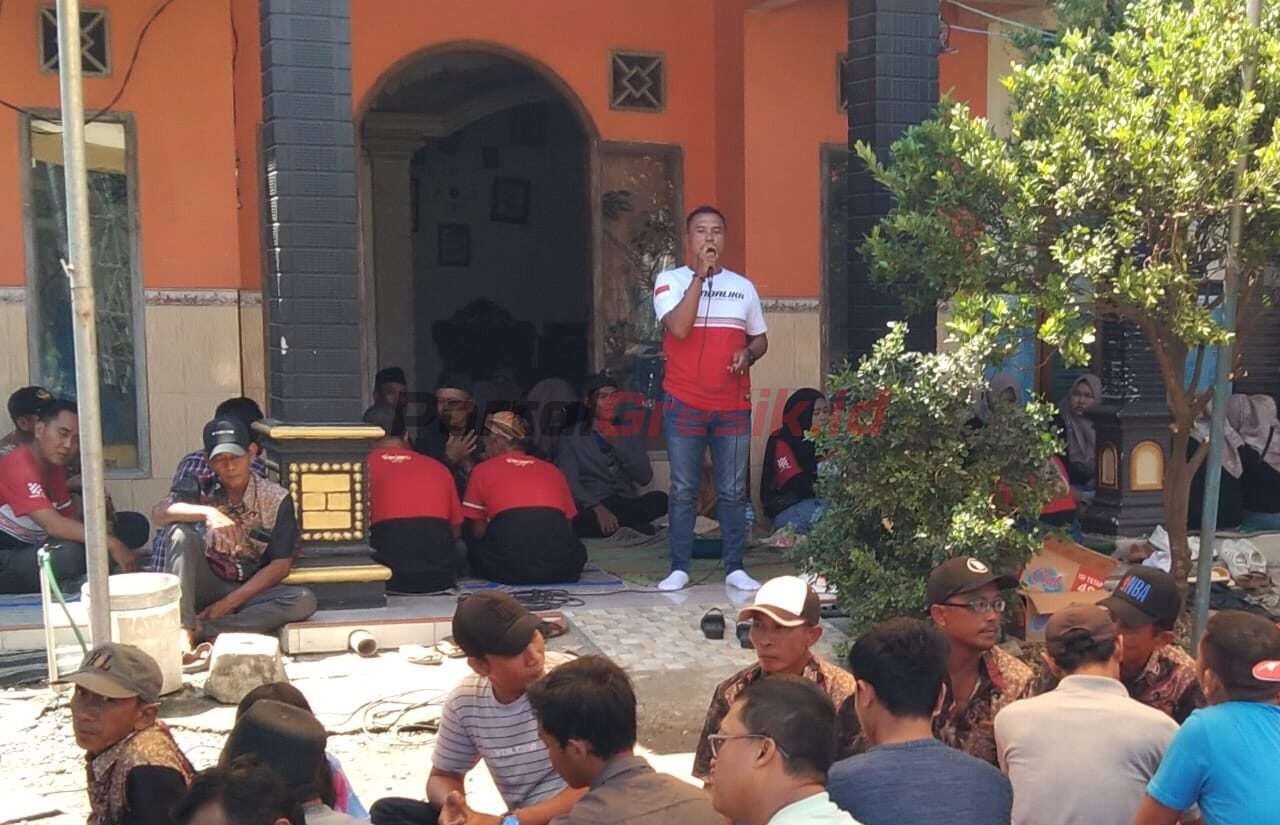 , Ludruk Budi Wijaya meriahkan acara Kirab Sedekah Bumi di Dusun Turi Desa Turirejo Kecamatan Kedamean Kabupaten Gresik, Sabtu (10/8/2024) siang.