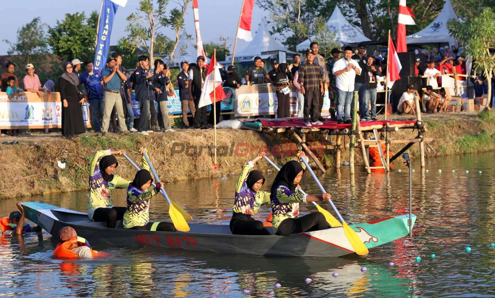 Lomba Dayung Desa Gredek Peringati HUT RI ke 79