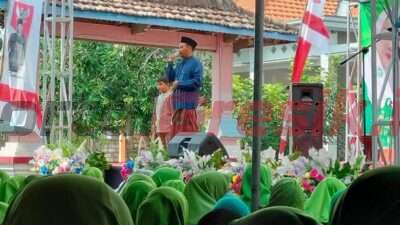 Kades Kandangan, Fenta Aquarista memberikan sambutan dalam Silaturrahim Kubro Muslimat NU se-Kecamatan Cerme