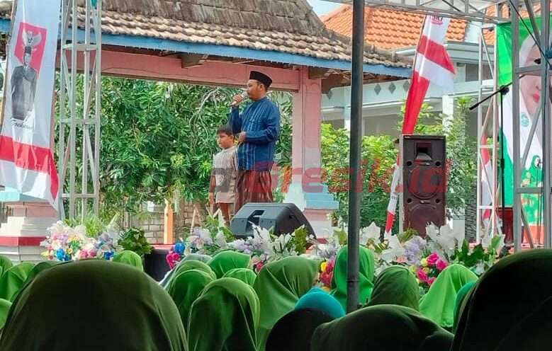 Kades Kandangan, Fenta Aquarista memberikan sambutan dalam Silaturrahim Kubro Muslimat NU se-Kecamatan Cerme