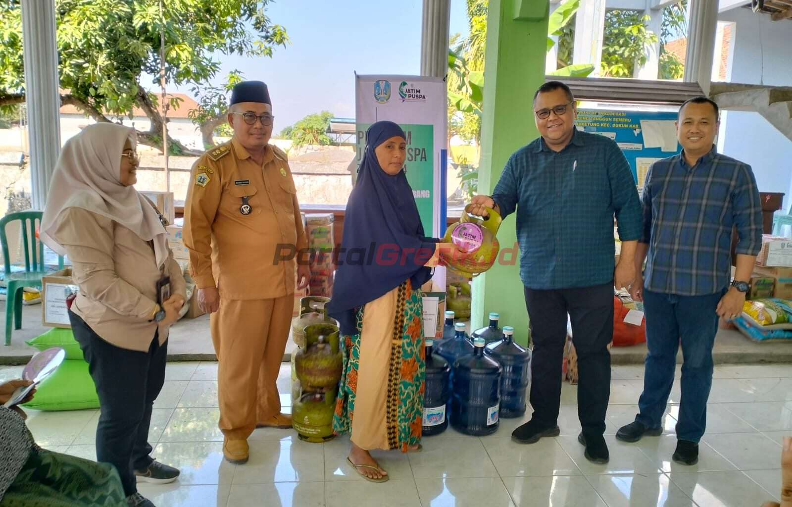 Penyerahan bantuan Program Jatim Desa Mojopetung, Beri Modal Eks Penerima PKH