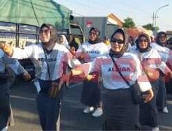 Berpartisipasi Meriahkan HUT RI ke 79, Ibu-Ibu PKK Desa Jombangdelik Ikuti Lomba Gerak Jalan Dapet-Balongpanggang