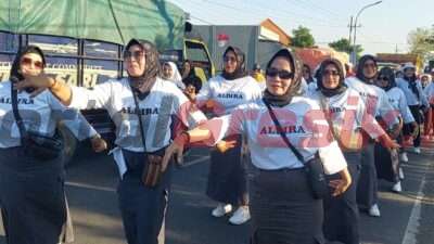 Ibu-Ibu PKK Desa Jombangdelik saat mengikuti Lomba Gerak Jalan Dapet-Balongpanggang