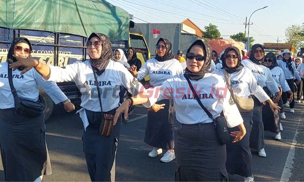 Ibu-Ibu PKK Desa Jombangdelik saat mengikuti Lomba Gerak Jalan Dapet-Balongpanggang