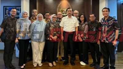 Menteri Koordinator Bidang Kemaritiman dan Investasi, Luhut Binsar Pandjaitan (kelima dari kiri) dan Direktur Utama SIG, Donny Arsal (ketujuh dari kiri) bersama jajaran manajemen SIG di Jakarta, Jumat (9/8/2024).