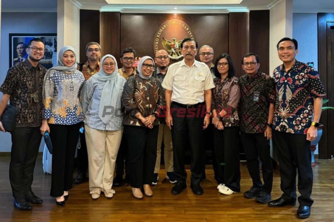 Menteri Koordinator Bidang Kemaritiman dan Investasi, Luhut Binsar Pandjaitan (kelima dari kiri) dan Direktur Utama SIG, Donny Arsal (ketujuh dari kiri) bersama jajaran manajemen SIG di Jakarta, Jumat (9/8/2024).