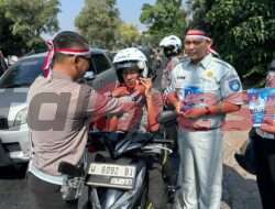 Gelar Aksi Peduli Keselamatan, Satlantas Polres Gresik dan Jasa Raharja Rayakan Kemerdekaan Dengan Bagi-bagi Helm Gratis
