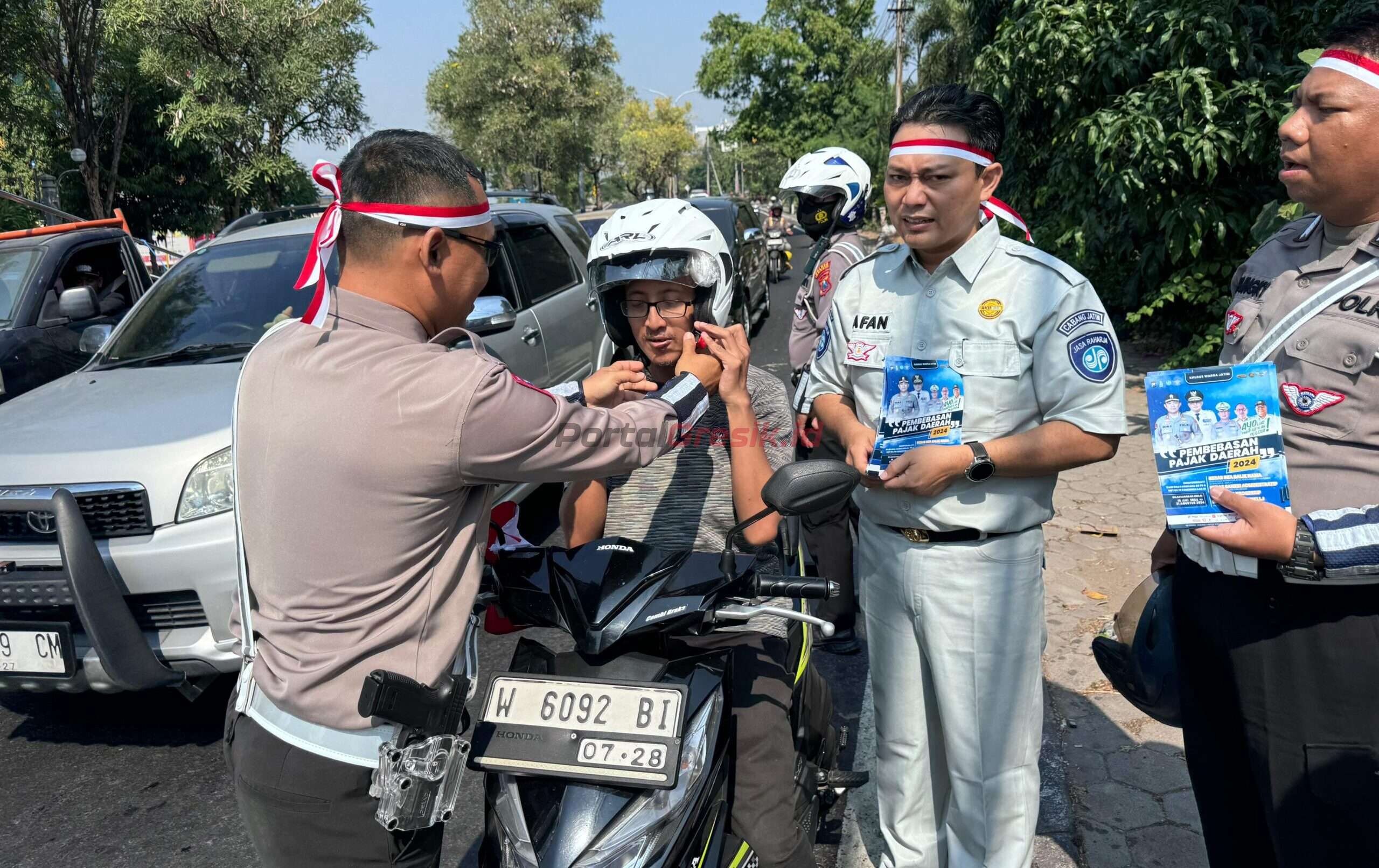 Satlantas Polres Gresik dan Jasa Raharja Rayakan saat bagi-bagi helm gratis