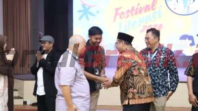 Sekretaris Daerah (Sekda) Kabupaten Gresik Achmad Washil Miftahul Rahman saat membuka Festival Literasi yang digelar Dinas Perpustakaan dan Kearsipan di Gedung Nasional Indonesia (GNI), Kamis (15/8/2024).