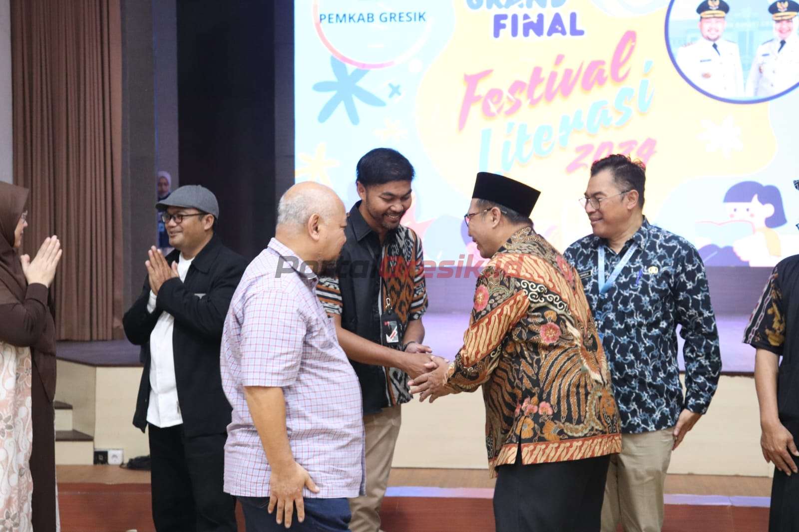 Sekretaris Daerah (Sekda) Kabupaten Gresik Achmad Washil Miftahul Rahman saat membuka Festival Literasi yang digelar Dinas Perpustakaan dan Kearsipan di Gedung Nasional Indonesia (GNI), Kamis (15/8/2024).
