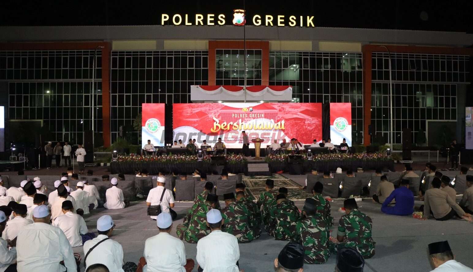 Sholawat dan Doa Bersama dalam menghadapi Pemilu Serentak 2024. Acara berlangsung di halaman Mapolres Gresik. Kamis(15/08/2024) malam.