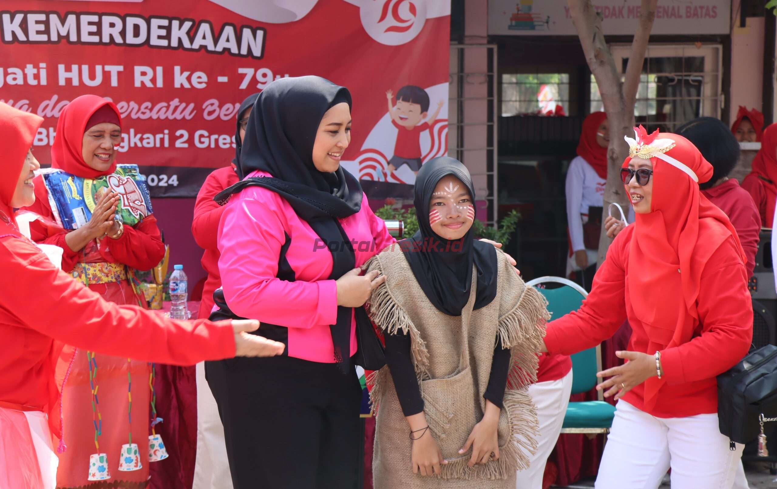 Suasana semarak kemerdekaan terasa begitu kental di SLB Kemala Bhayangkari 2 Gresik pada Jumat, 16 Agustus 2024