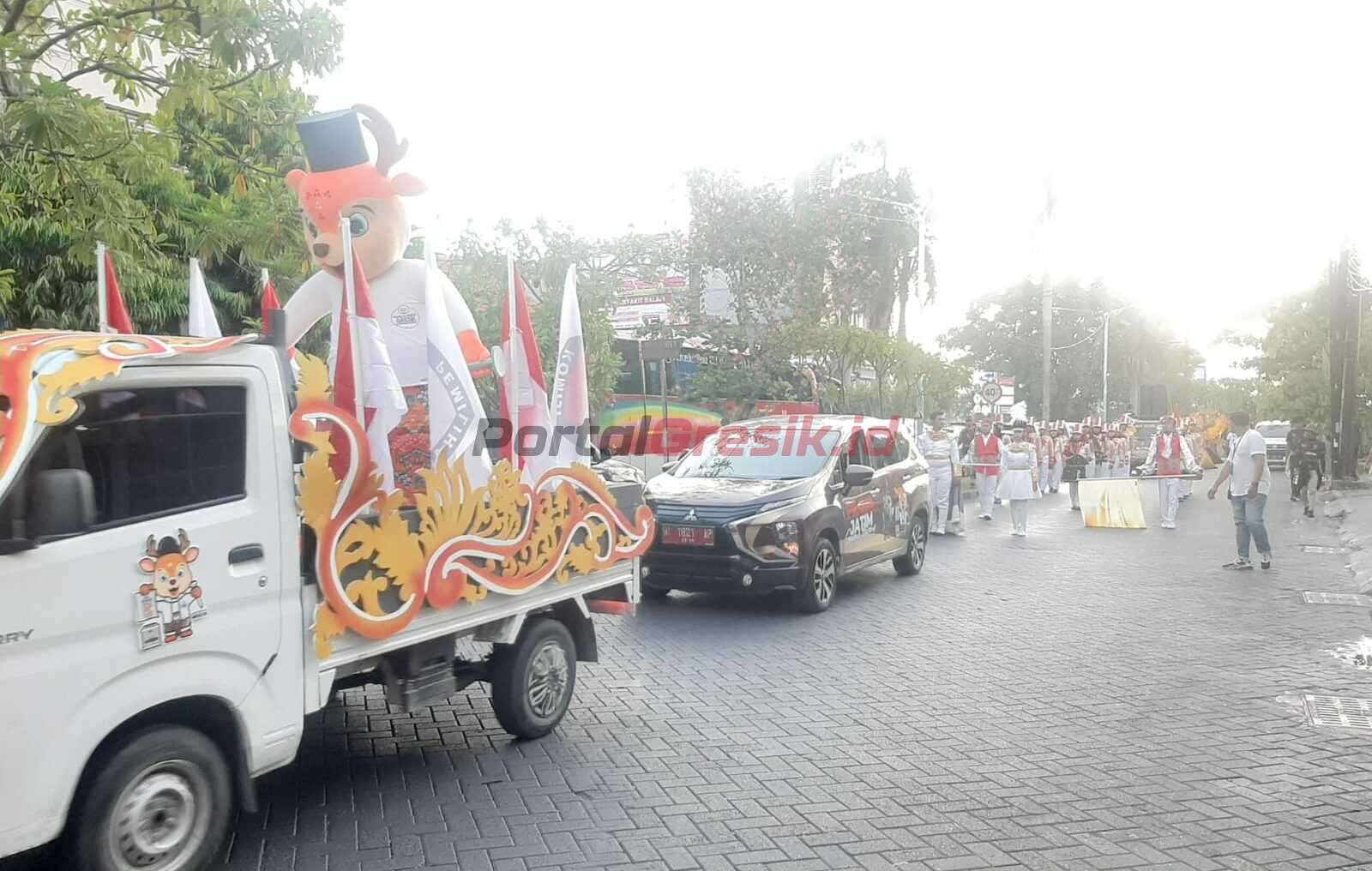 Komisi Pemilihan Umum (KPU) Provinsi Jawa Timur dan KPU Gresik melaksanakan kirab maskot Pemilihan Kepala Daerah (Pilkada) 2024, pada, Jumat (12/8/24).