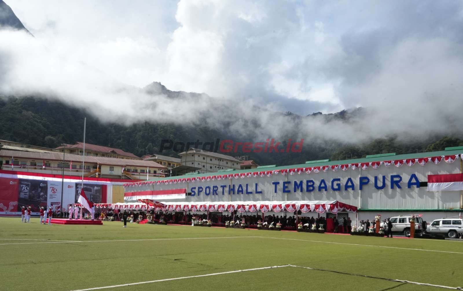 Suasana Upacara Pengibaran Bendera Merah Putih memperingati Hari Ulang Tahun (HUT) ke-79 Kemerdekaan Republik Indonesia di Tembagapura, Papua Tengah