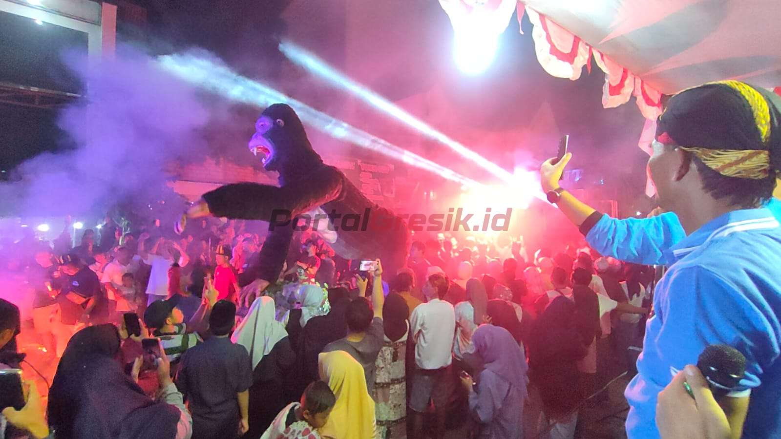 Carnival Bamboo Sembayat, berupa kirab puluhan ogoh-ogoh raksasa sepanjang jalan Nasional Pantura Daendels, sejauh tiga kilometer, (17/08/2024) pada Sabtu malam.