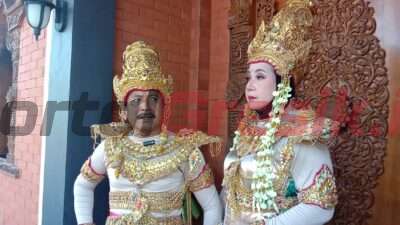 Kades Kedungpring, Priyono beserta istri memakai kostum Kerajaan Majapahit saat ikuti karnaval.
