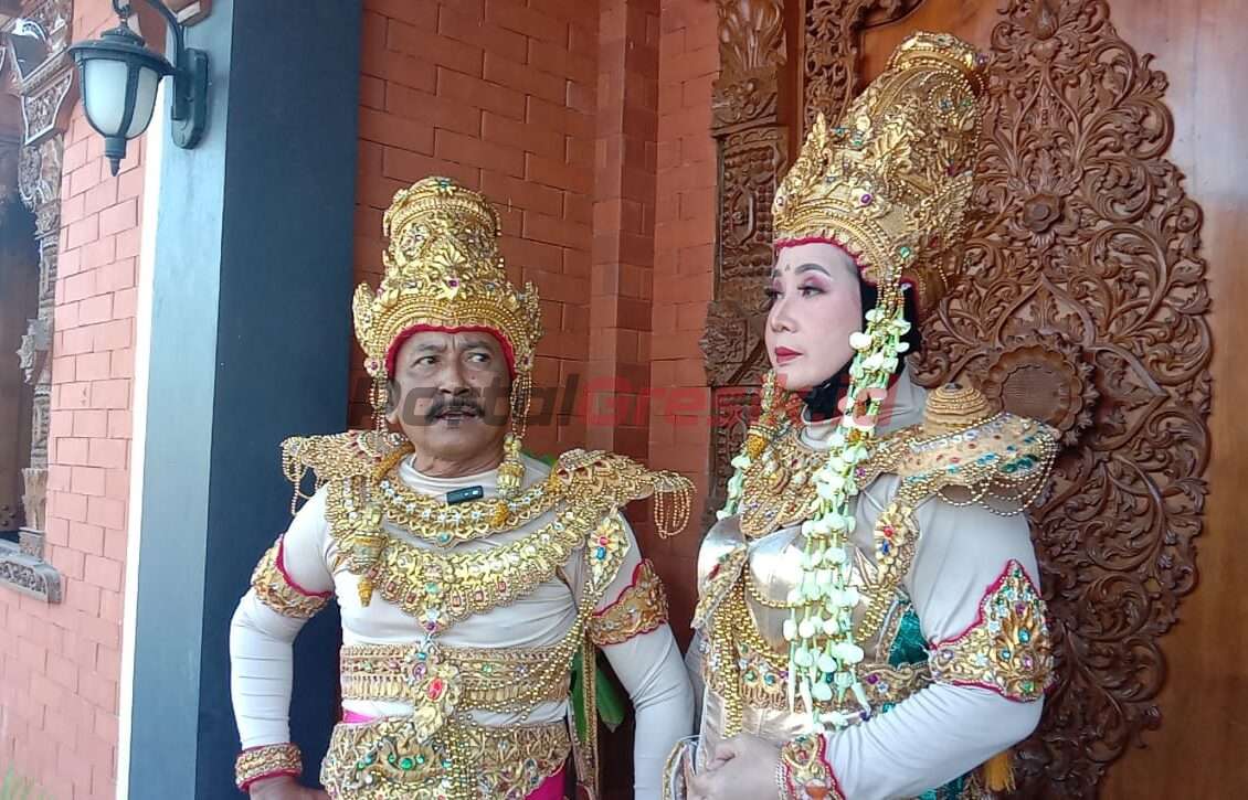 Kades Kedungpring, Priyono beserta istri memakai kostum Kerajaan Majapahit saat ikuti karnaval.