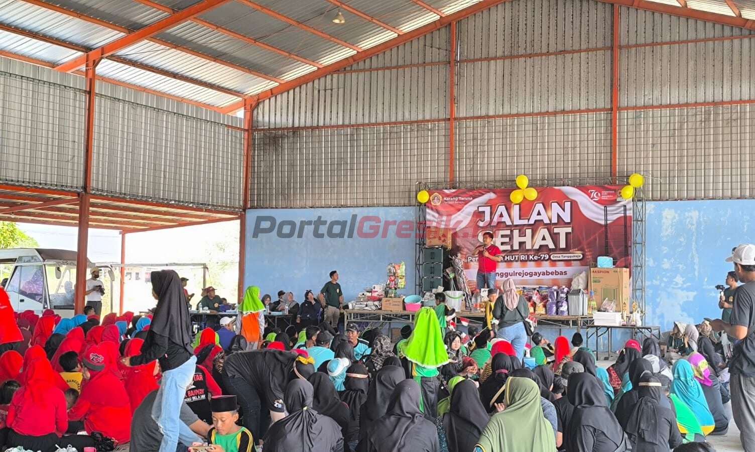 Kompak, Warga Desa Tanggulrejo Gresik Ikuti Jalan Sehat Kemerdekaan