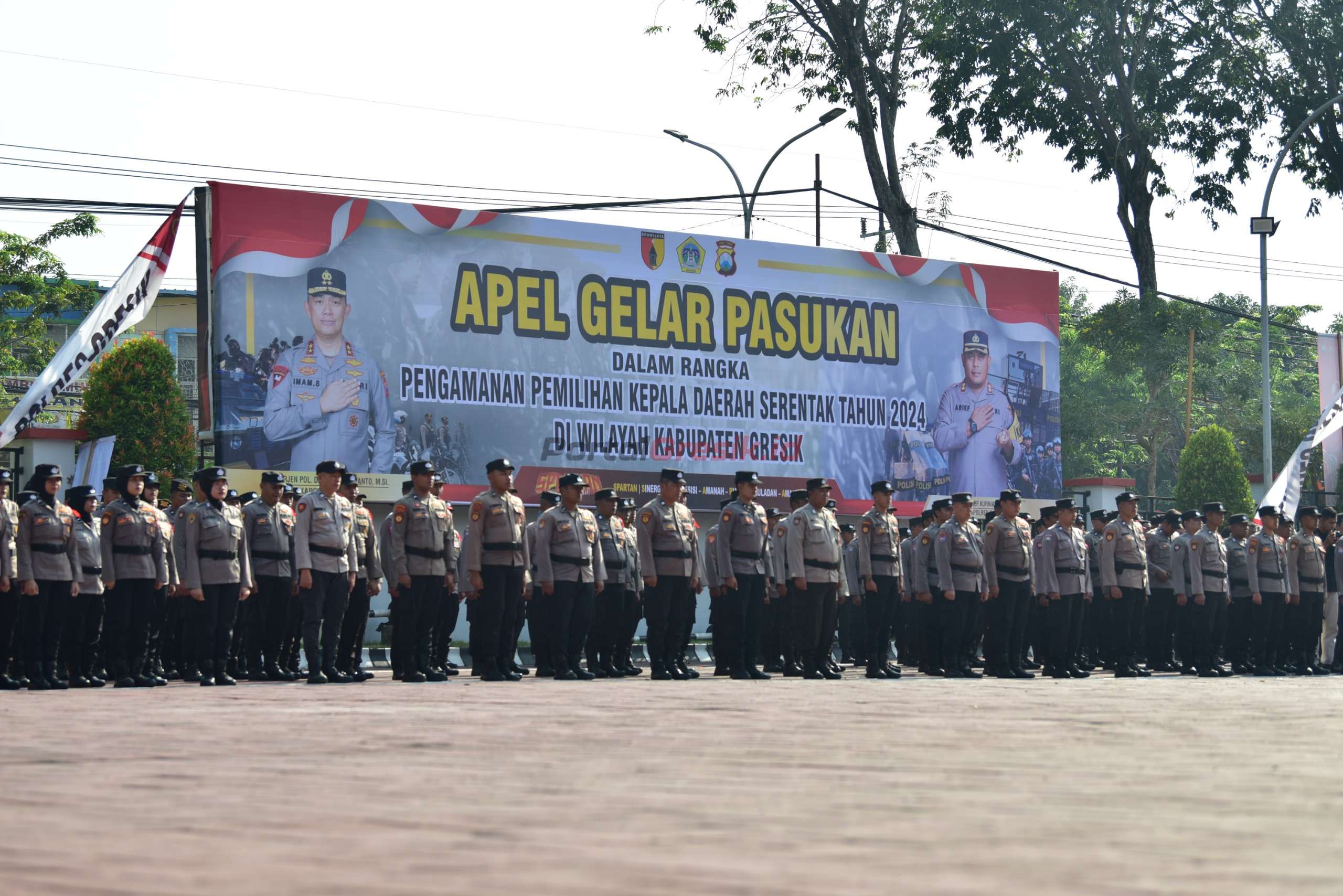 Apel Gelar pasukan Operasi Mantap Praja Semeru 2024 di halaman Mapolres Gresik. Senin (19/08/2024).