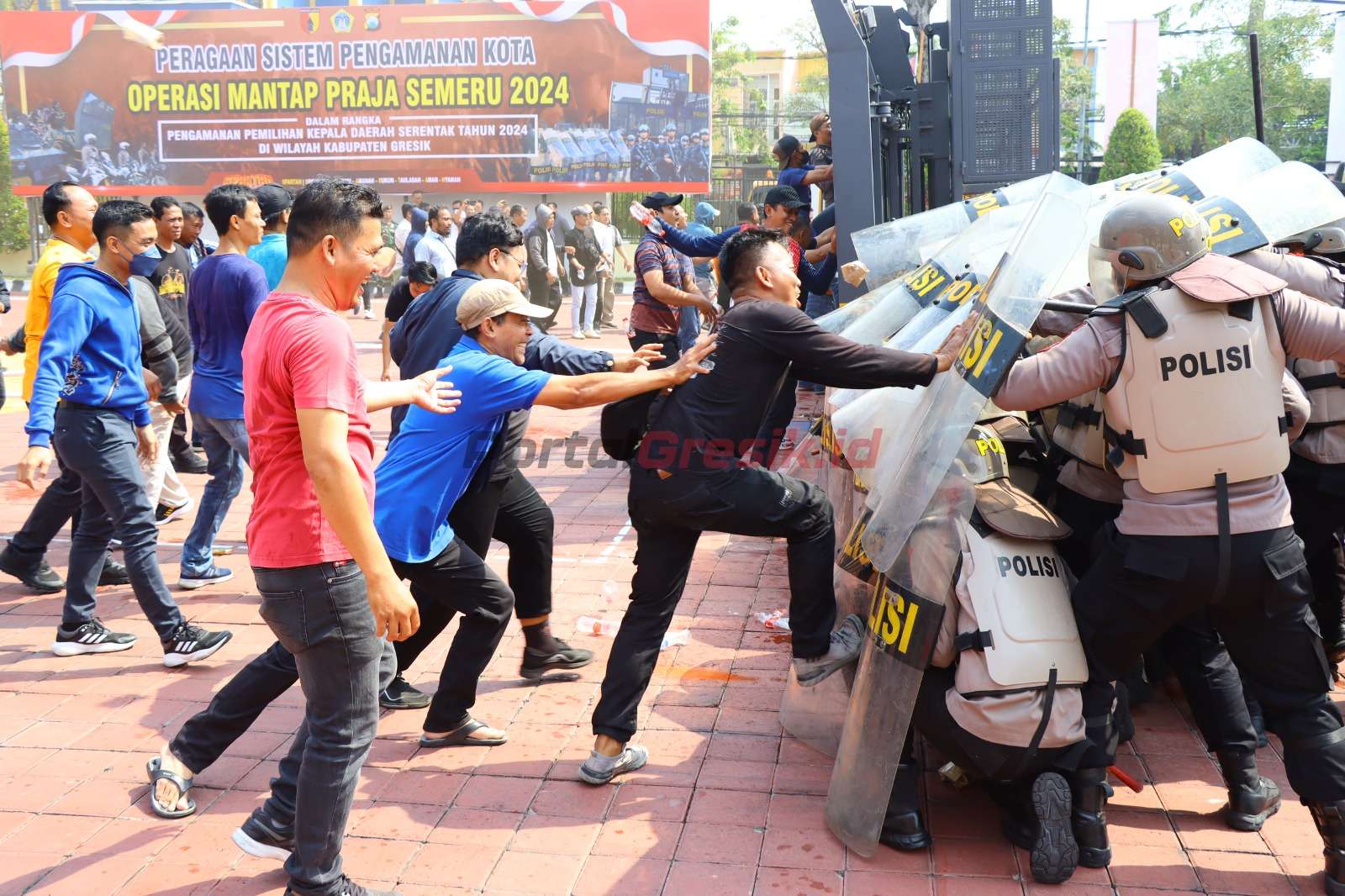 Simulasi pengamanan Pemilu atau Sispamkota di halaman Mapolres Gresik pada Senin (19/08/2024).