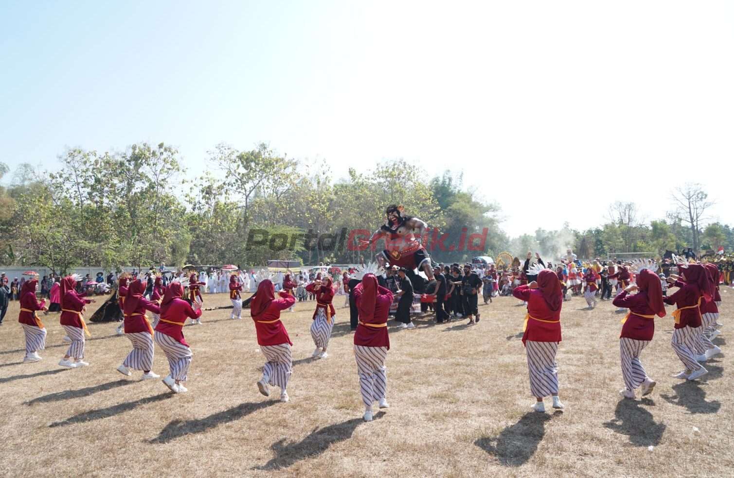 Berlangsung Meriah, Potret Nasionalisme di Karnaval Desa Lasem Gresik