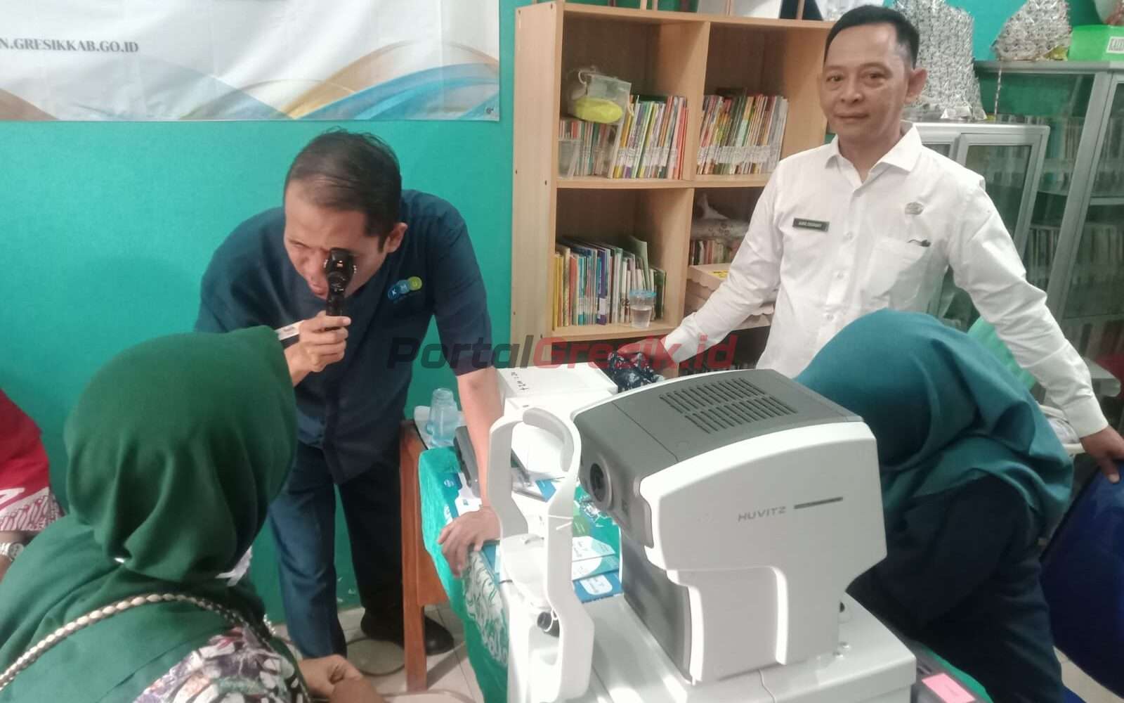 Desa Pongangan, Kecamatan Manyar, Gresik gelar kegiatan Bakti Sosial berupa pemeriksaan kesehatan mata di balai desa setempat, Rabu (21/8/2024).