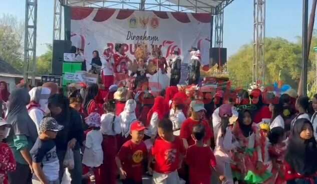 Guyub Rukun Warga Banyuurip, Kedamean Kompak Ikuti Jalan Sehat