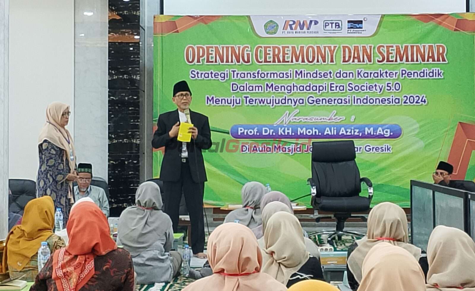 Seminar Pendidikan Guru dengan tema "Strategi Transformasi Mindset dan Karakter Pendidik dalam Menghadapi Era Society 5.0 Menuju Terwujudnya Generasi Indonesia Emas 2045.