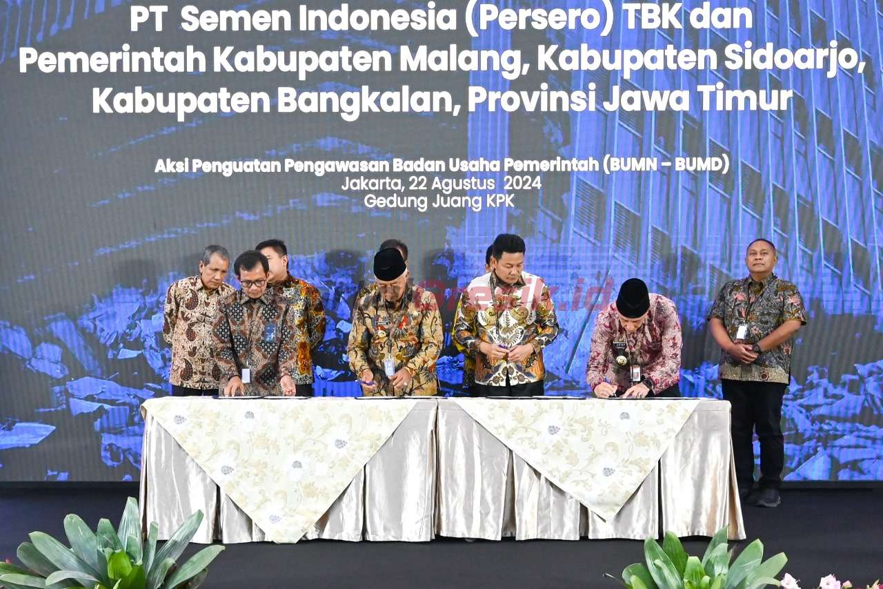 (Barisan Depan dari kiri ke kanan) Direktur Utama SIG, Donny Arsal; Bupati Malang, Sanusi; Plt. Bupati Sidoarjo, Subandi; dan Pj. Bupati Bangkalan, Arief M. Edie saat menandatangani Kesepakatan Bersama tentang Pengelolaan Sampah pada agenda Penandatanganan Kerja Sama BUMN dan BUMD pada Sektor Pertambangan dan Pengelolaan Sampah di Gedung Juang KPK, Jakarta, pada Kamis (22/8/2024).