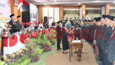 50 anggota DPRD Gresik periode 2024-2029 diambil sumpah jabatan saat rapat paripurna, Jumat sore (23/08/2024)