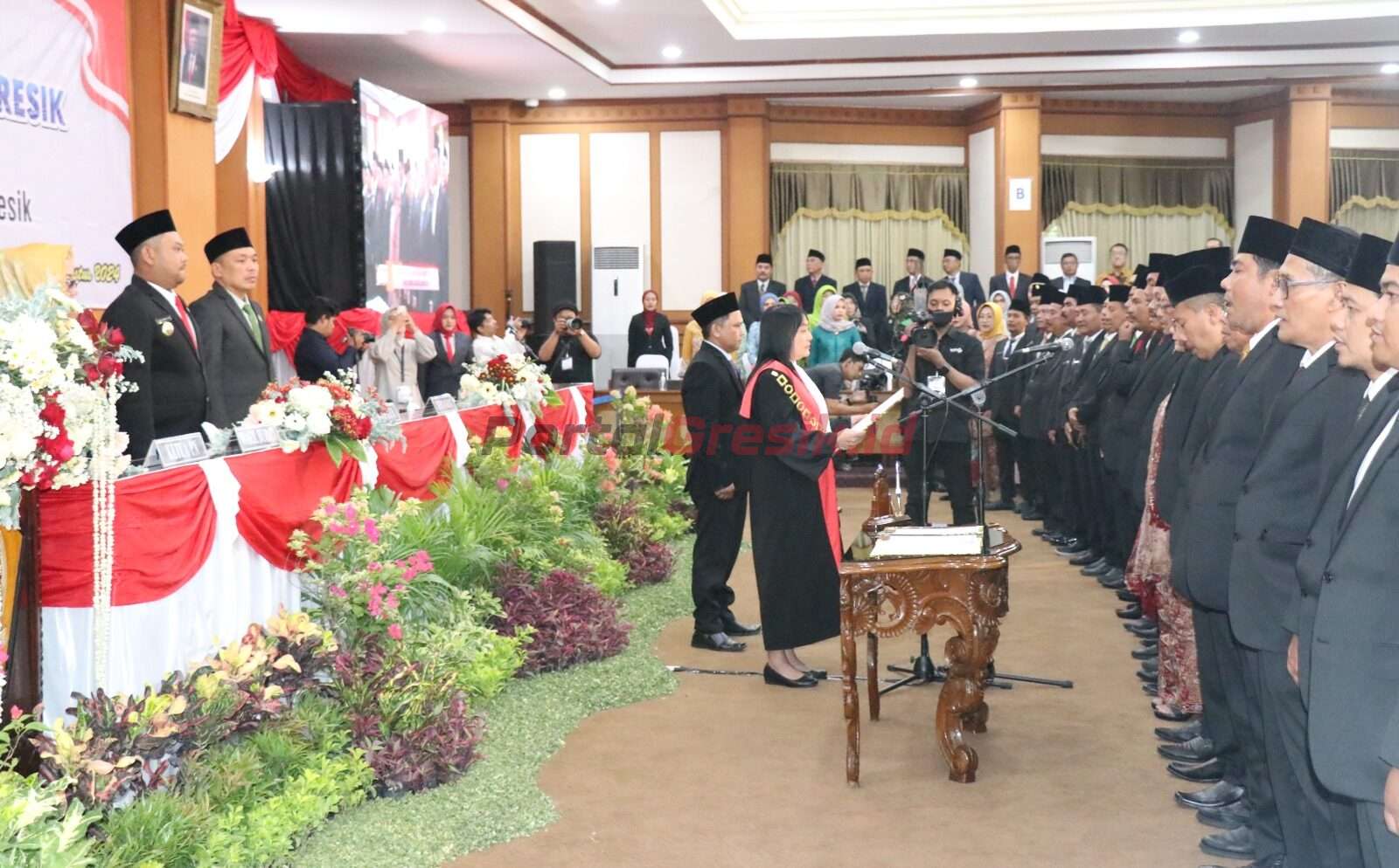 50 anggota DPRD Gresik periode 2024-2029 diambil sumpah jabatan saat rapat paripurna, Jumat sore (23/08/2024)