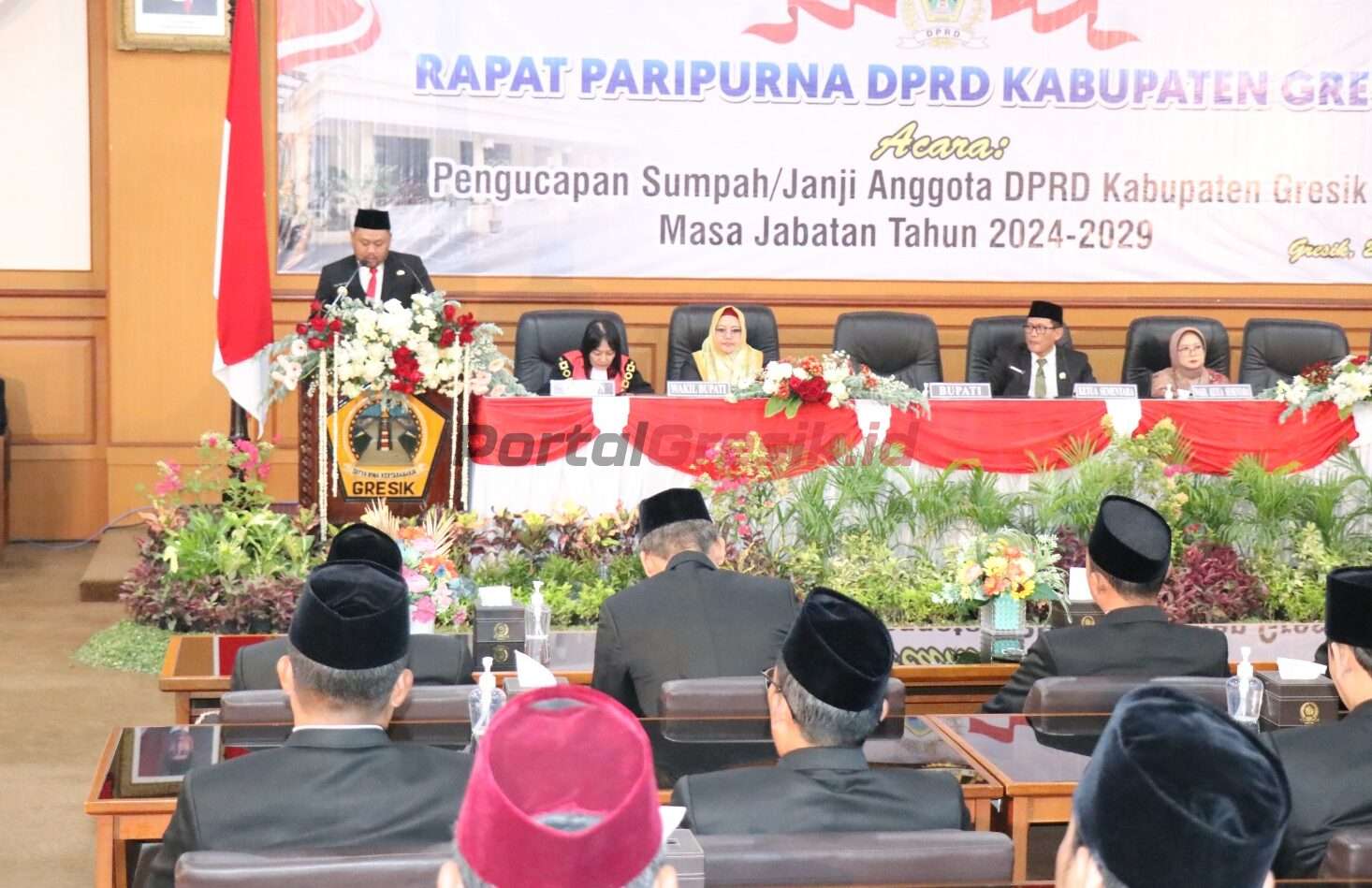 Bupati Gresik saat lakukan sambutan di Rapat Paripurna Pelantikan anggota DPRD Gresik baru masa jabatan 2024-2029, Jum'at (23/8/2024).