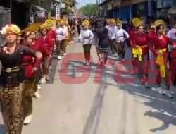 Wow, Ratusan Warga Ngablak Rejo Gempolkurung Gelar Jalan Sehat Kemerdekaan Kenakan Busana Nusantara